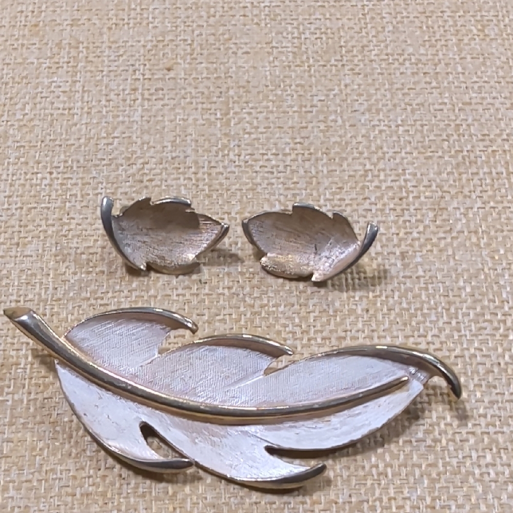 classic vintage demi-parure Mid Century Earring And Brooch Set
